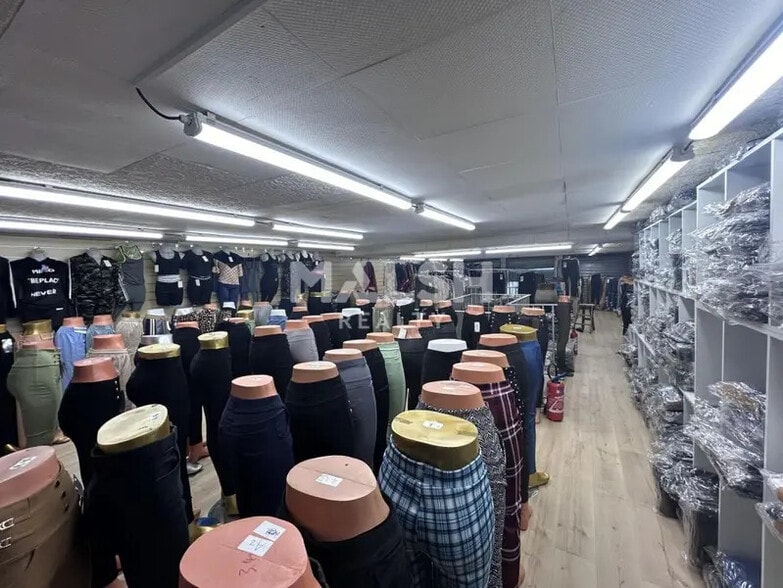 Retail in Lyon to rent - Interior Photo - Image 2 of 6