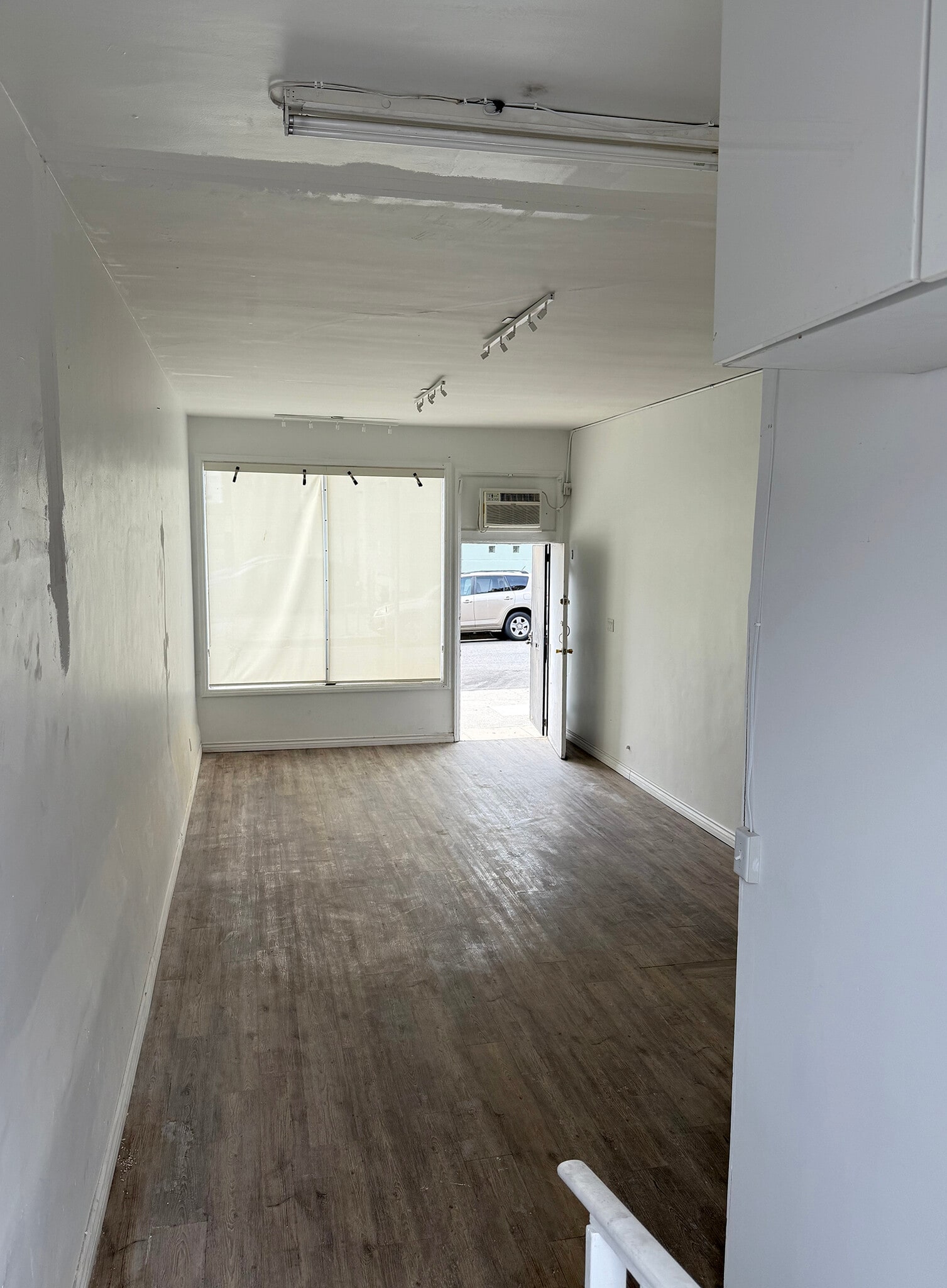5990 1/2 W Pico Blvd, Los Angeles, CA to rent Interior Photo- Image 1 of 2