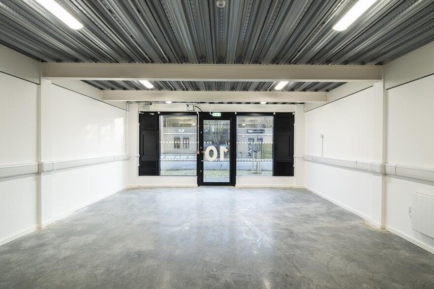 Brooklands Close, Sunbury On Thames to rent - Interior Photo - Image 3 of 16