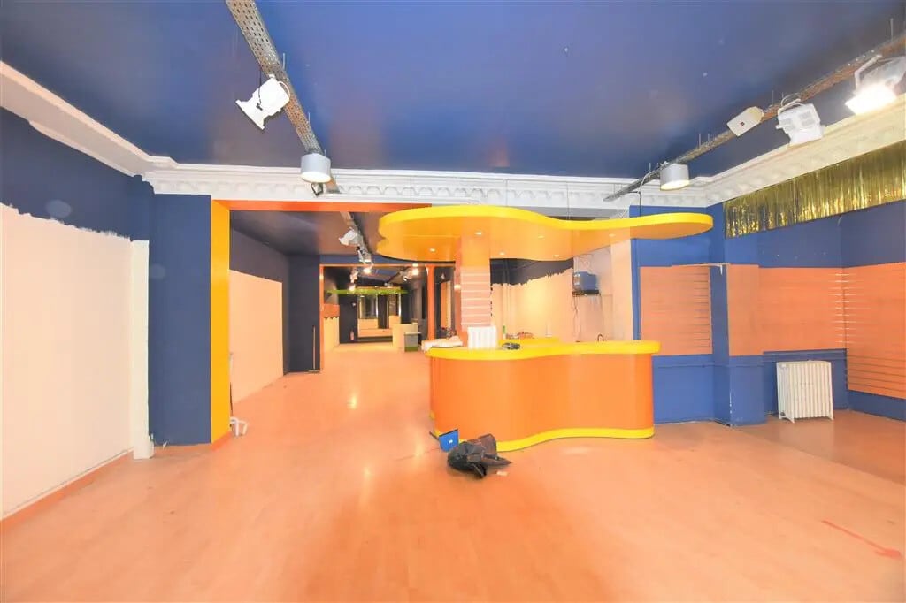 Location Commerce 165 m² à 335 m² - Photo 1