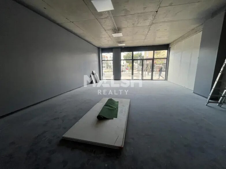 Retail in Saint-Laurent-de-Mure to rent - Interior Photo - Image 3 of 5