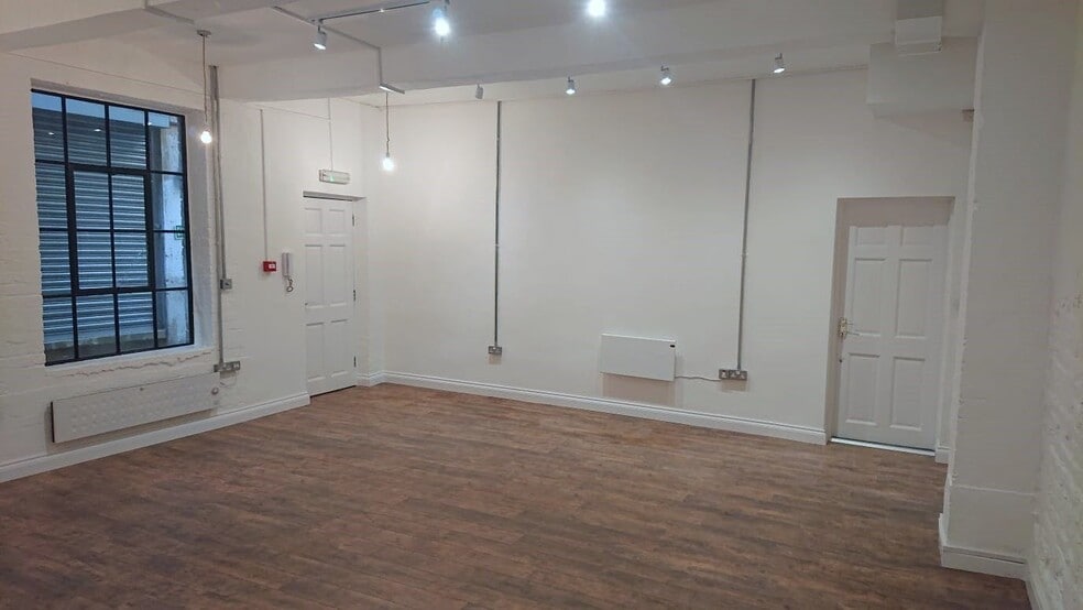 170 Brick Ln, London to rent - Interior Photo - Image 3 of 7