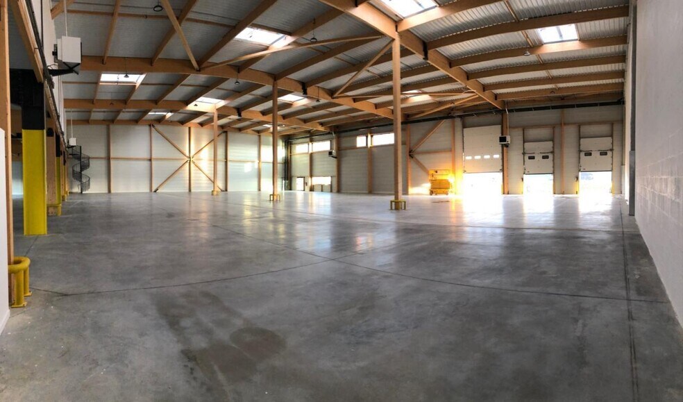 Light Industrial in Louvres to rent - Interior Photo - Image 2 of 10