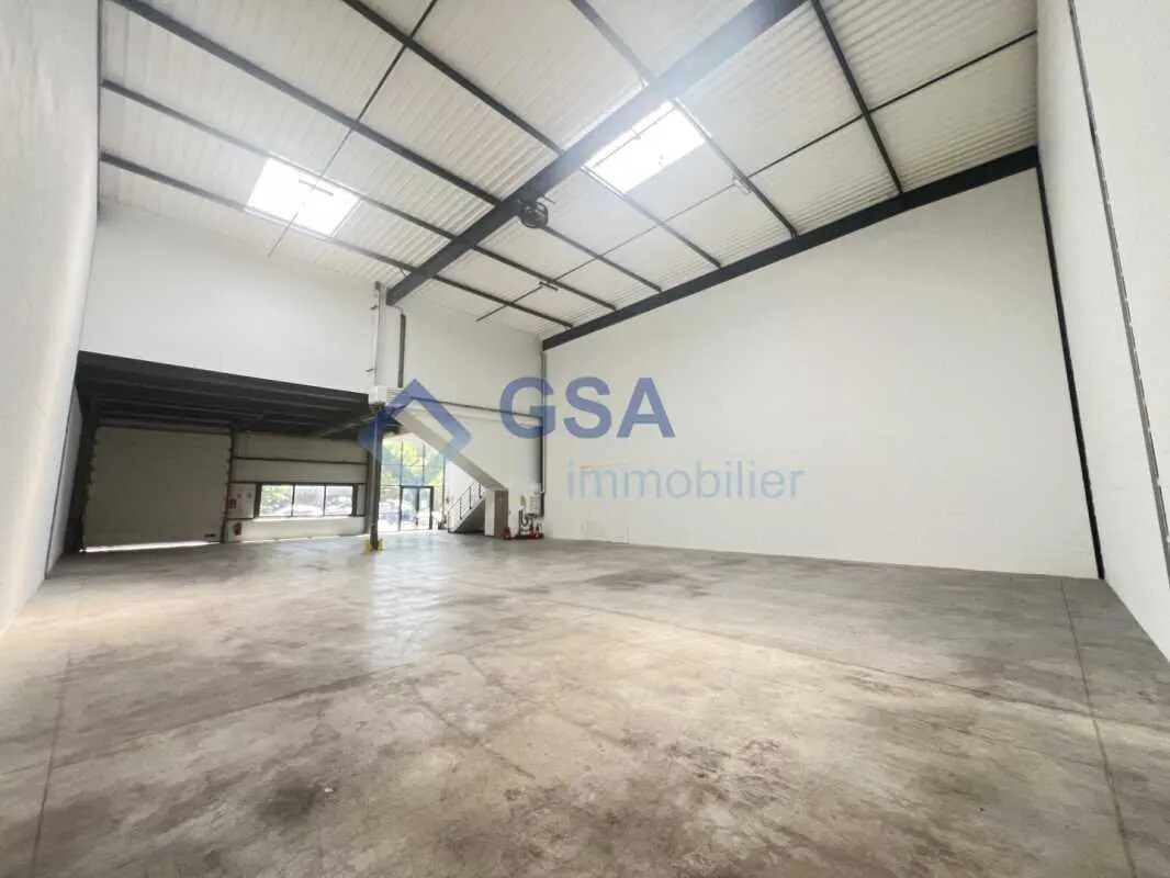 Light Industrial in Lieusaint to rent Interior Photo- Image 1 of 7