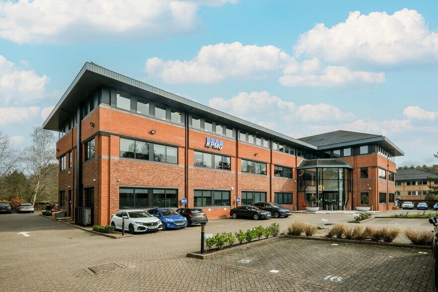 Brighton Rd, Crawley to rent - Building Photo - Image 2 of 10