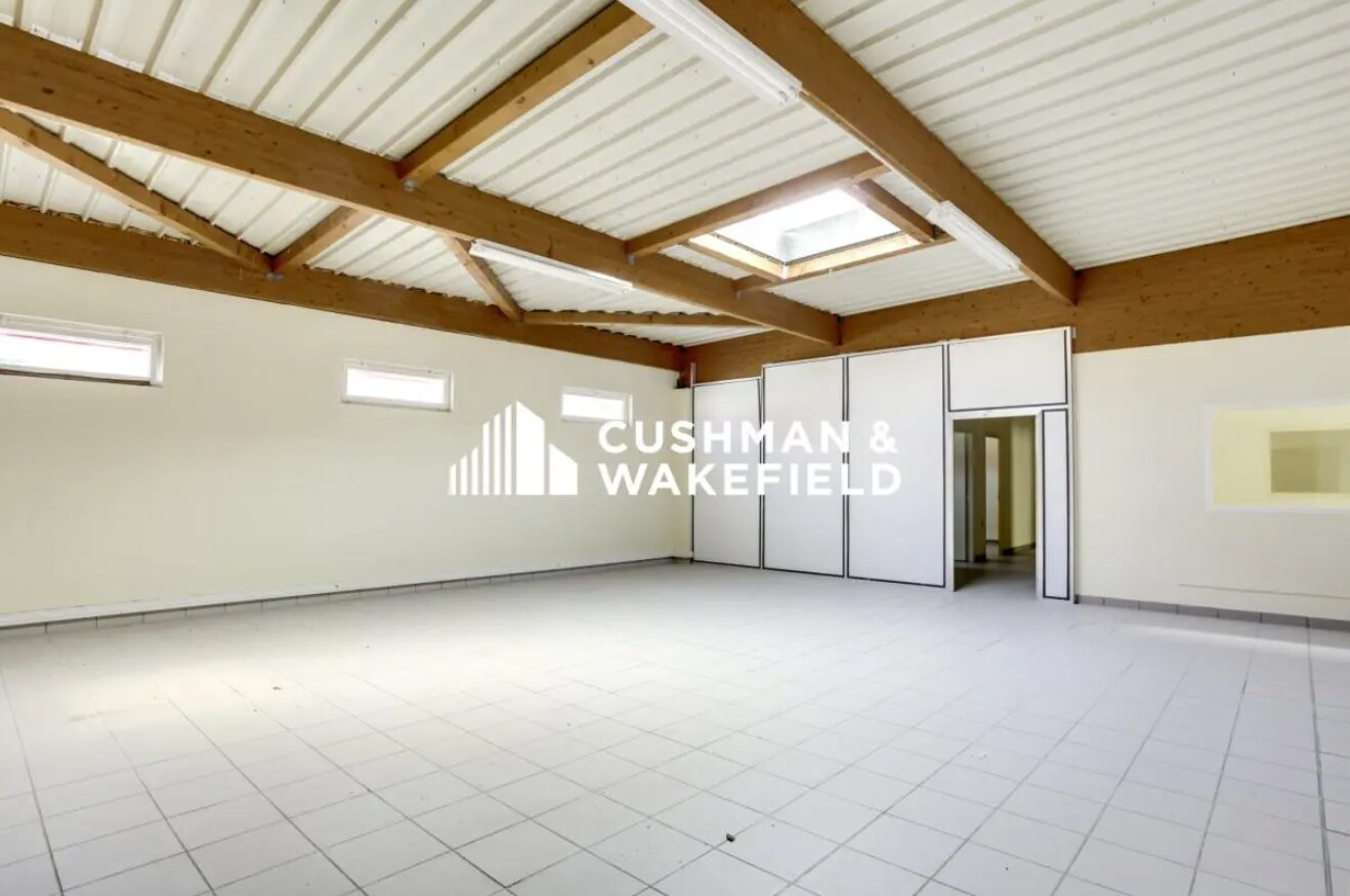 Light Industrial in Décines-Charpieu to rent Interior Photo- Image 1 of 1