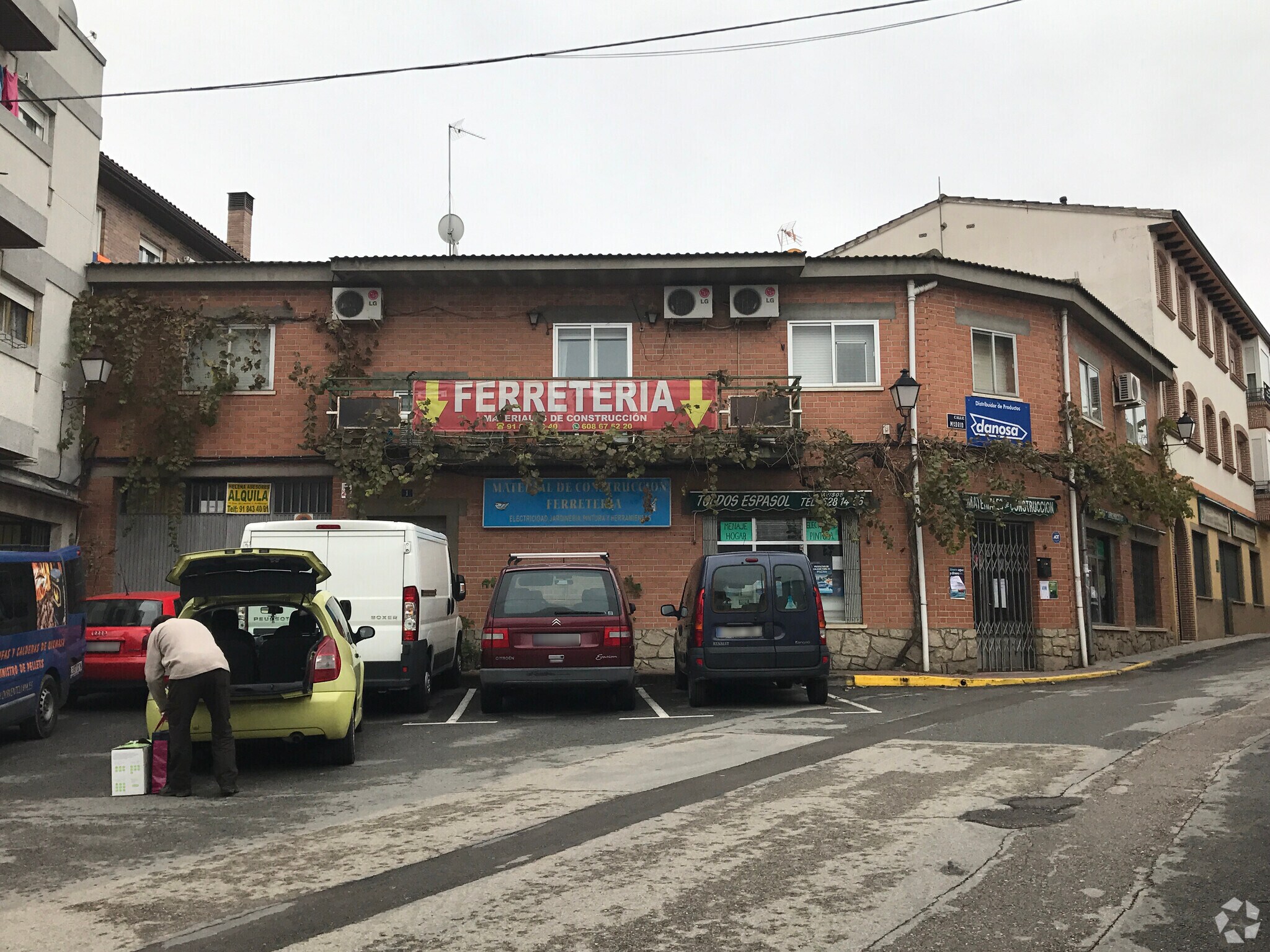 Retail in Pedrezuela, Madrid to rent Primary Photo- Image 1 of 2