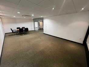 Mardon Park, Port Talbot to rent Interior Photo- Image 2 of 5