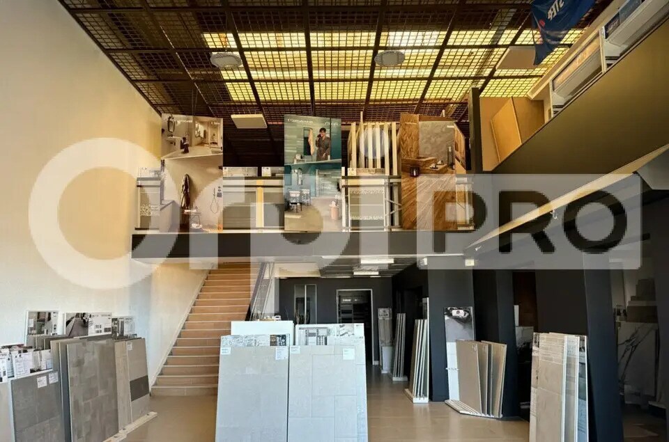 Location Commerce 280 m² - Photo 1