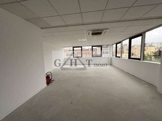 Office in Ivry-sur-Seine to rent Interior Photo- Image 1 of 5