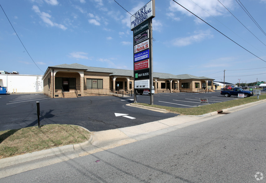 512-520 Erwin Rd, Dunn, NC for rent - Building Photo - Image 3 of 4