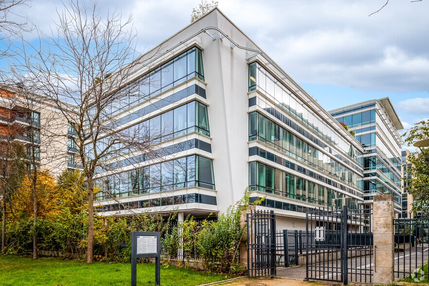 60 Avenue De L'Europe, Bois-Colombes to rent - Building Photo - Image 3 of 8