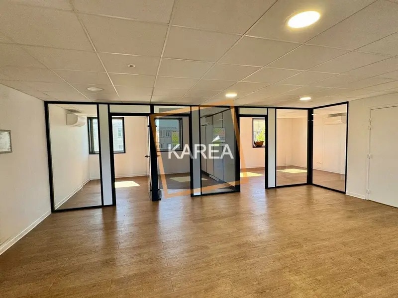 Office in Mareuil-lès-Meaux to rent Interior Photo- Image 1 of 6