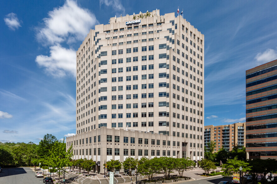 1100 N Glebe Rd, Arlington, VA for sale - Primary Photo - Image 1 of 1