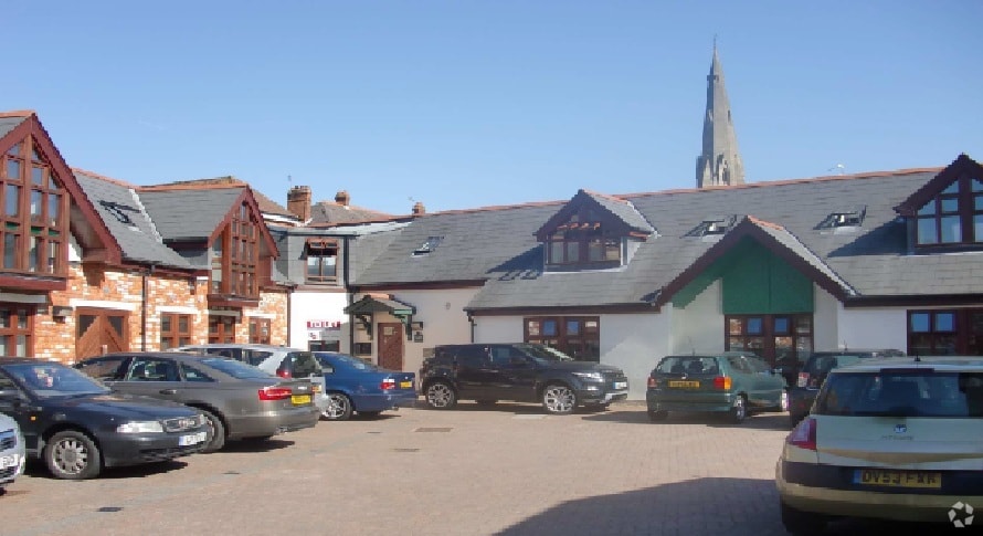 Quadrant Way, Weybridge to rent - Building Photo - Image 2 of 8