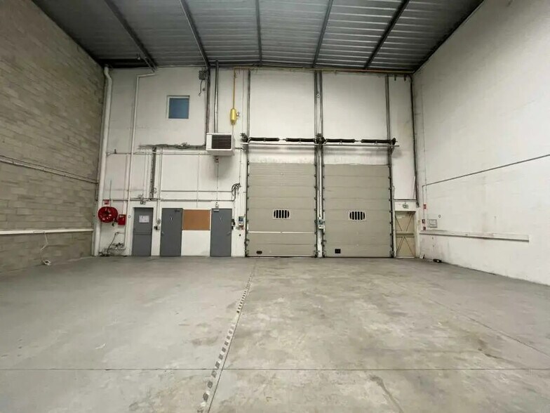 Light Industrial in Saint-Ouen-sur-Seine to rent - Interior Photo - Image 3 of 9