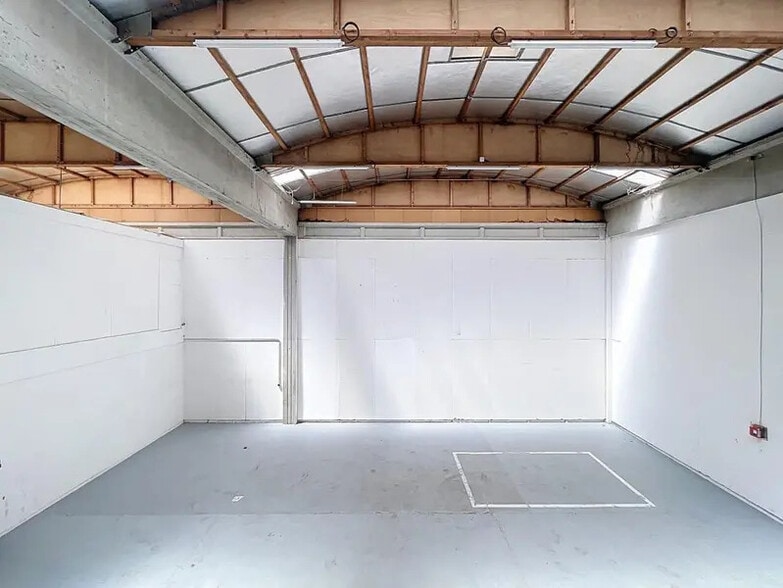 12 Chemin Des Gorges, Dardilly to rent - Interior Photo - Image 2 of 12