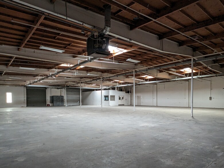 10922-10926 Burbank Blvd, North Hollywood, CA for rent - Interior Photo - Image 3 of 9