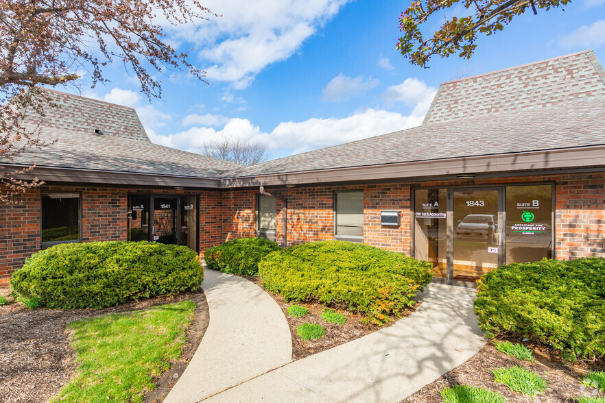 1803 Hicks Rd, Rolling Meadows, IL for rent - Building Photo - Image 3 of 9