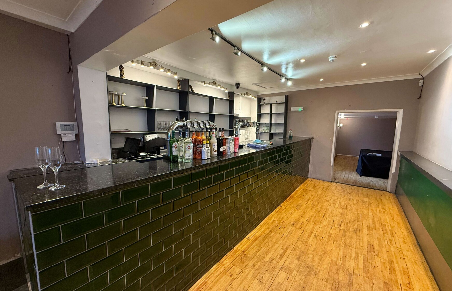 42 Marine Parade, Worthing to rent Interior Photo- Image 1 of 6