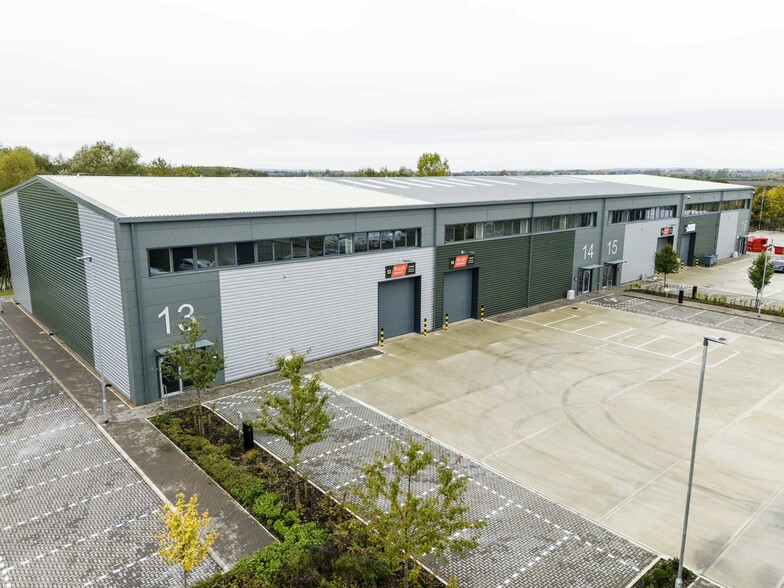 41 College Rd, Aylesbury to rent - Primary Photo - Image 1 of 5
