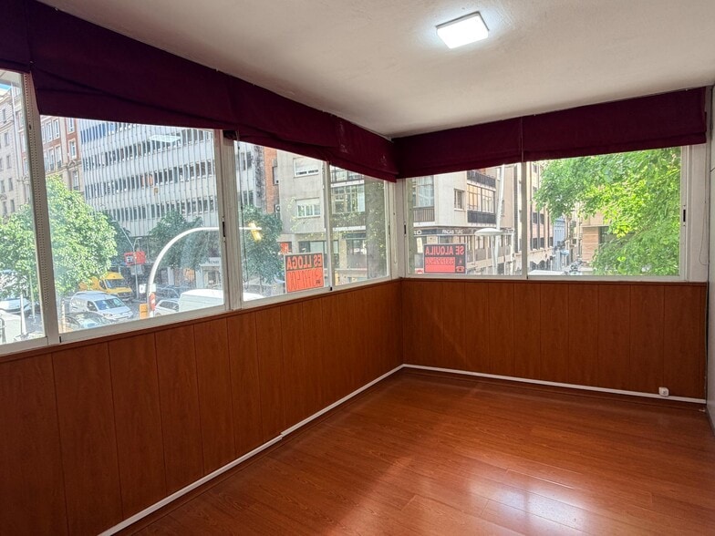 Retail in Barcelona, Barcelona to rent - Interior Photo - Image 1 of 2