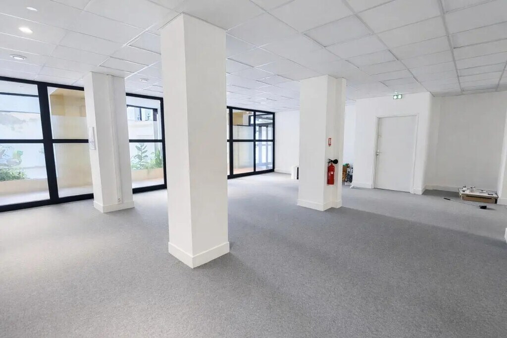 Location Bureaux 265 m² - Photo 1