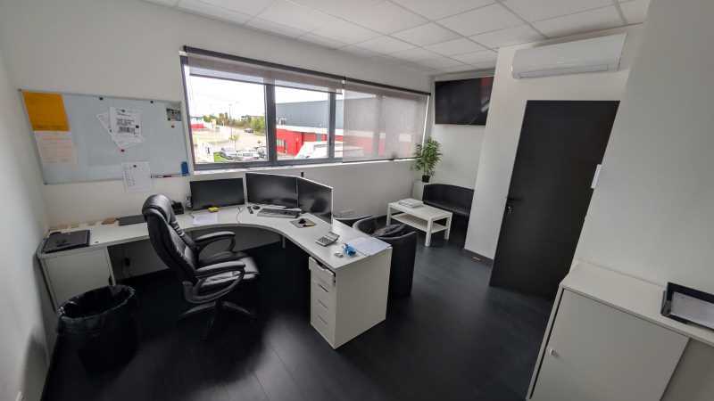 381 Rue De L'Aeropostale, Colombier-Saugnieu to rent - Interior Photo - Image 3 of 13