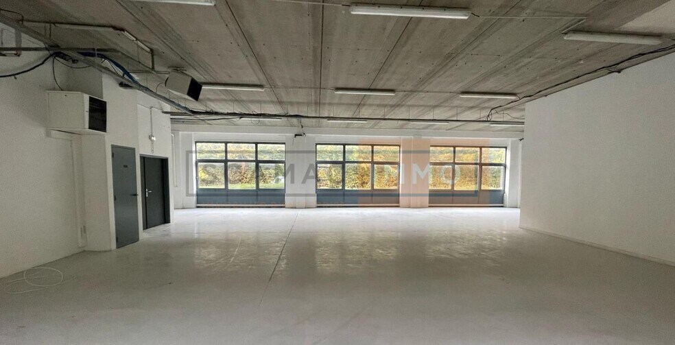 Industrial in Roissy-en-France to rent - Building Photo - Image 2 of 9