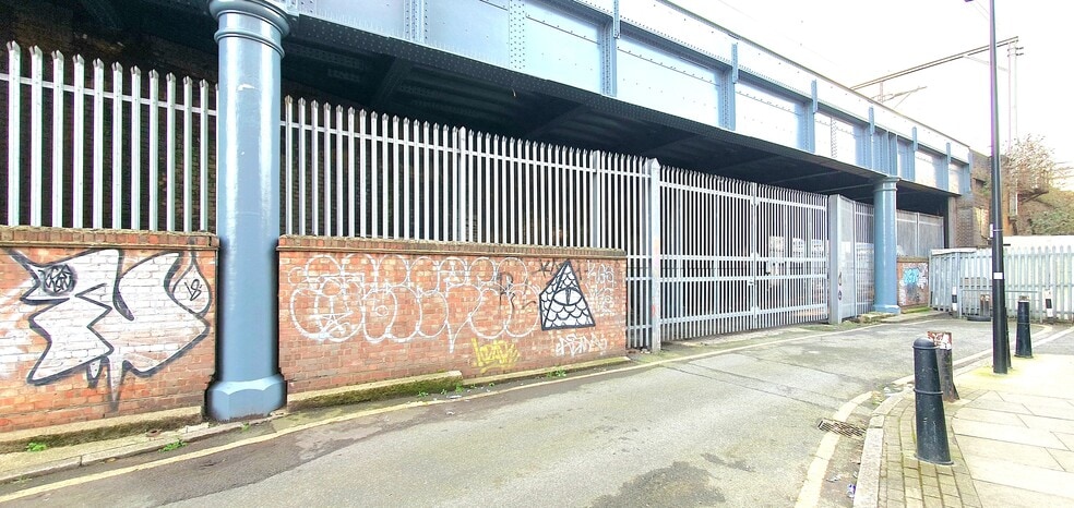 Hadleigh St, London to rent - Building Photo - Image 1 of 12