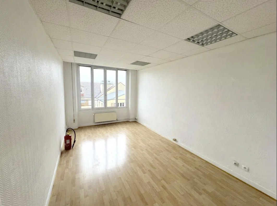 Office in Versailles to rent Interior Photo- Image 1 of 5