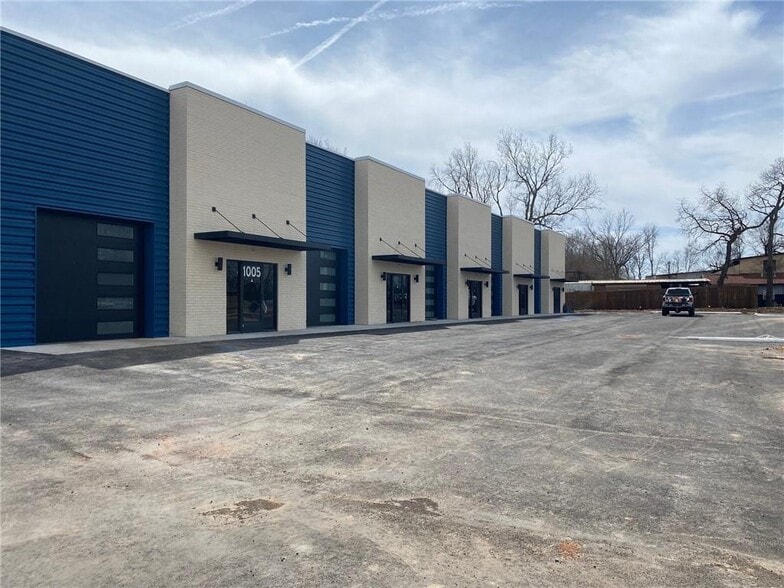 1005 N Bloomington St, Lowell, AR to rent - Building Photo - Image 1 of 3