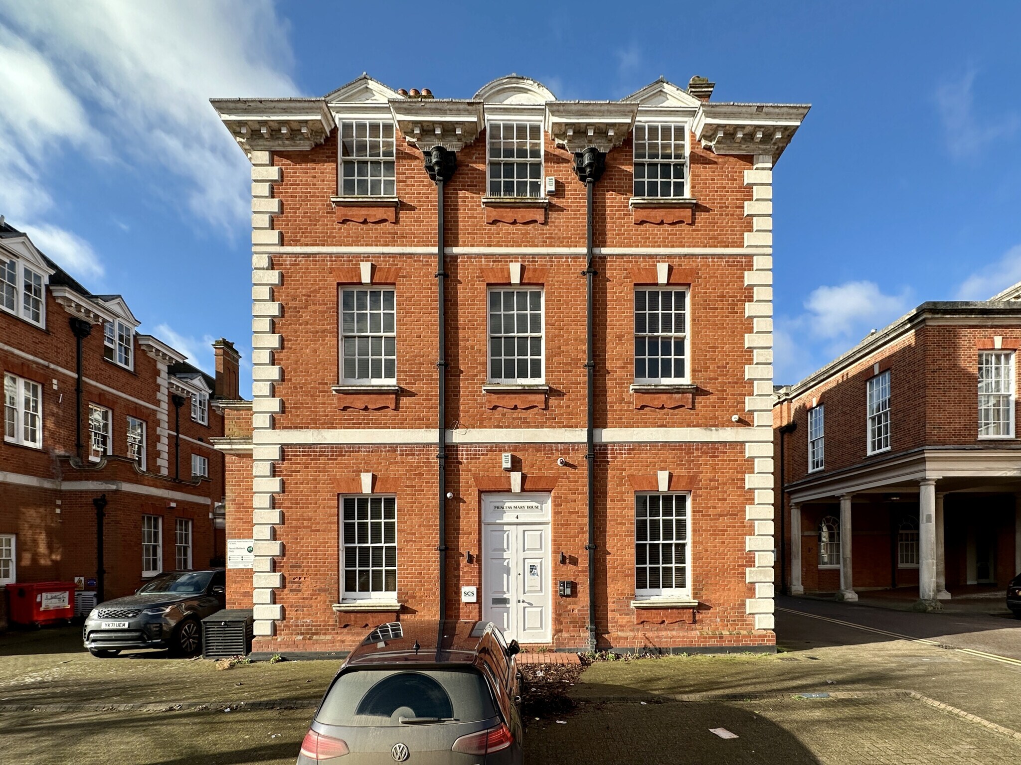 4 Bluecoats Av, Hertford for sale Primary Photo- Image 1 of 1