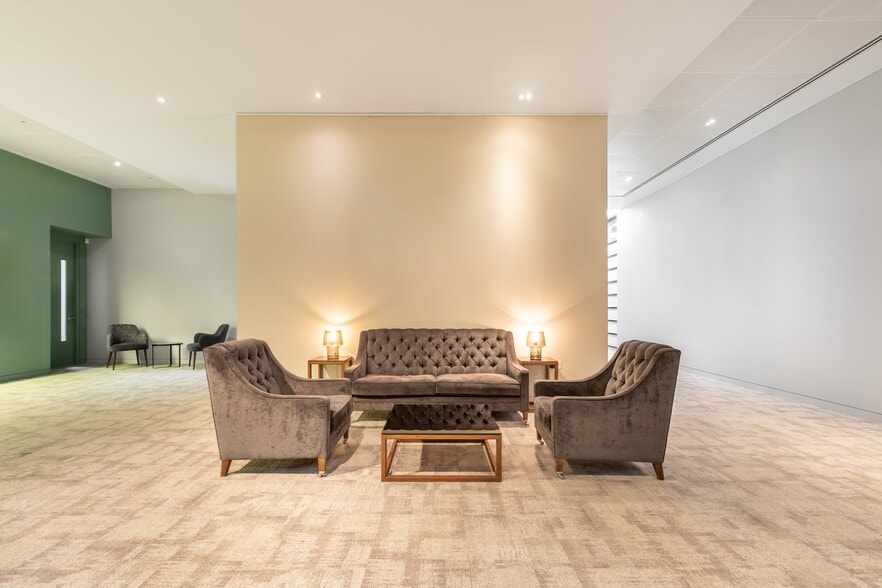 8 St. James's Sq, London to rent - Interior Photo - Image 3 of 10