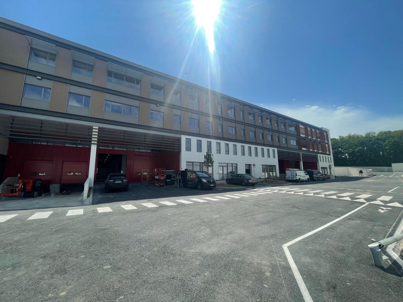 Light Industrial in Bobigny to rent Building Photo- Image 1 of 21