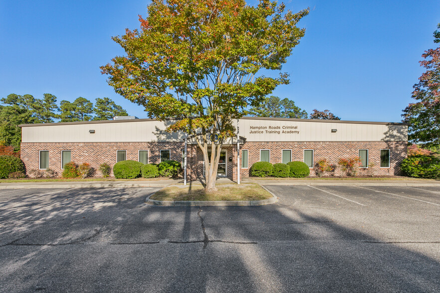 805 City Center Blvd, Newport News, VA for rent - Primary Photo - Image 1 of 4