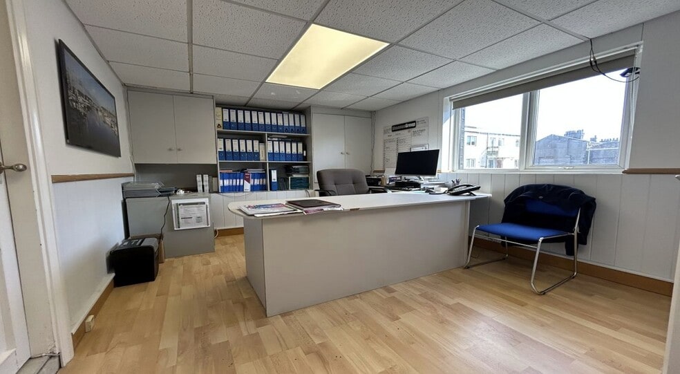 253 Wyndham Ln, Plymouth for sale - Interior Photo - Image 3 of 8