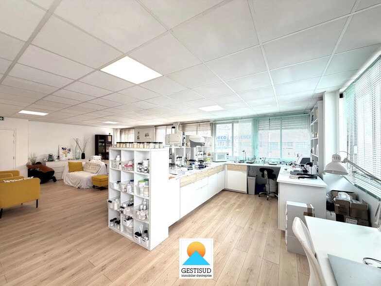 Office in Aubagne to rent - Interior Photo - Image 2 of 4