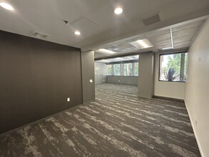 22144 Clarendon St, Woodland Hills, CA for rent Interior Photo- Image 1 of 17