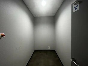 Retail in Lyon to rent Interior Photo- Image 2 of 7