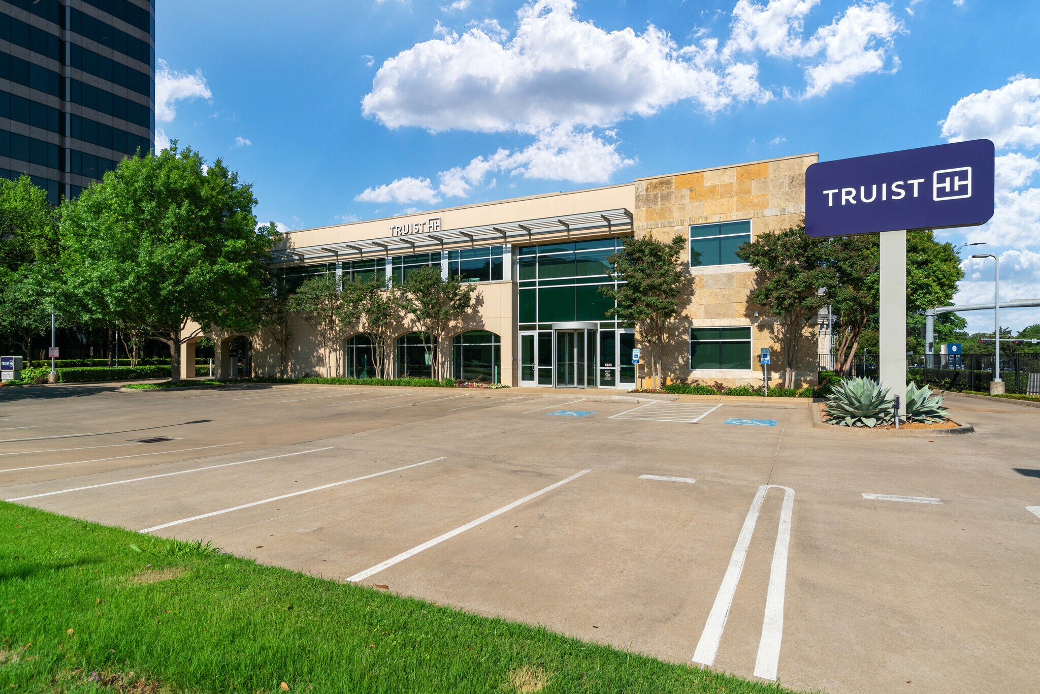 5820 W Northwest Hwy, Dallas, TX to rent Building Photo- Image 1 of 14