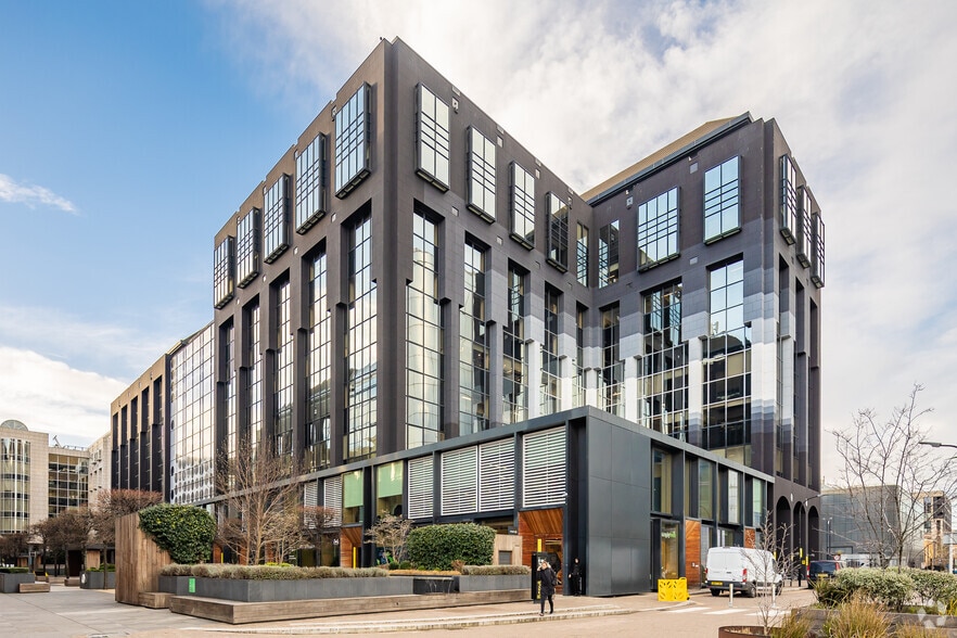 2 Clove Cres, London to rent - Building Photo - Image 1 of 23