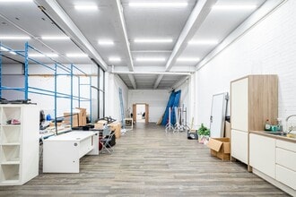 18 Plumbers Row, London to rent Interior Photo- Image 2 of 13