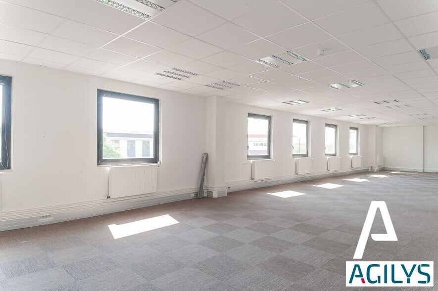 4 Avenue De La Baltique, Villebon-sur-Yvette to rent - Building Photo - Image 2 of 8