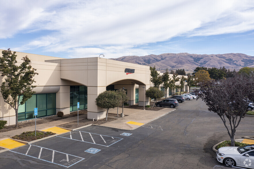 409-433 Dixon Landing Rd, Milpitas, CA for rent - Building Photo - Image 1 of 2