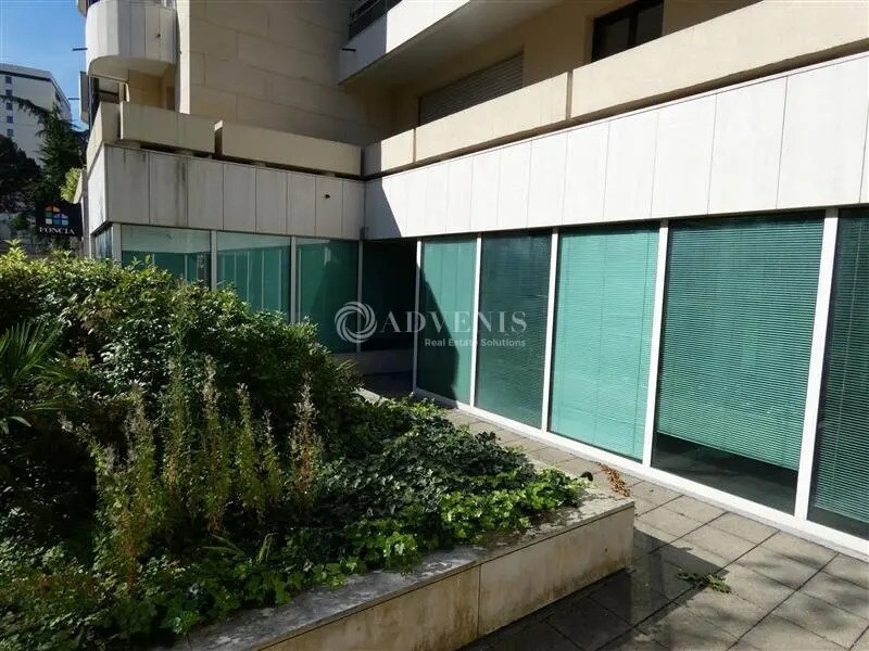 Office in Suresnes to rent Building Photo- Image 1 of 10