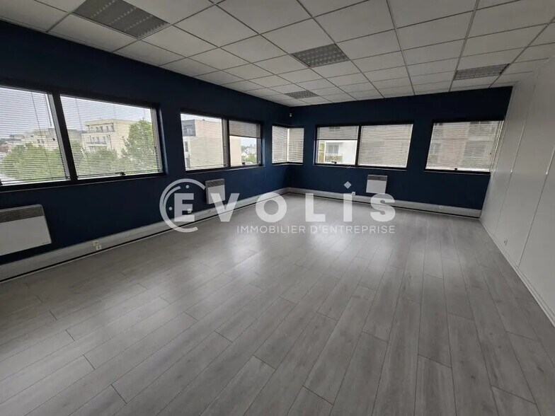 Office in Chilly-Mazarin to rent - Interior Photo - Image 2 of 11
