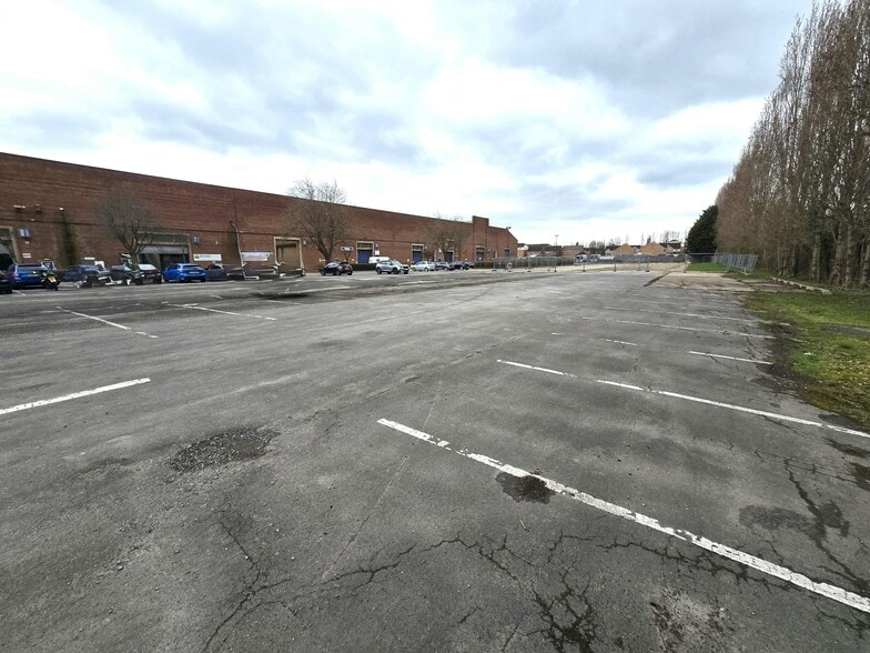 Thornes Moor Rd, Wakefield to rent - Building Photo - Image 1 of 13