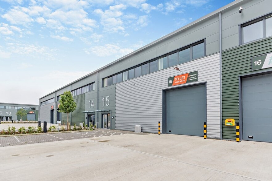 College Rd, Aylesbury to rent - Building Photo - Image 3 of 5