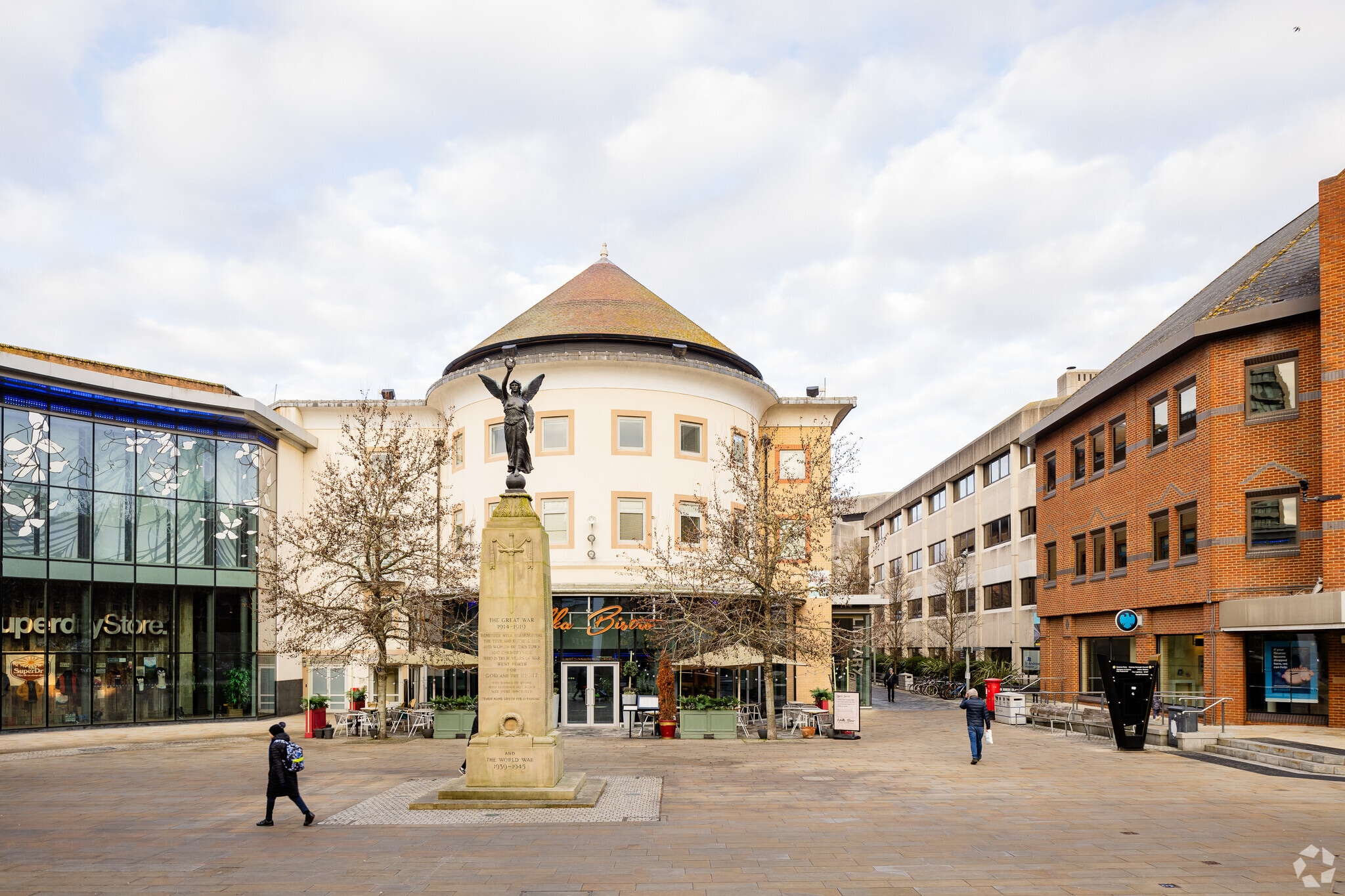 49 Town Mall, Woking to rent Primary Photo- Image 1 of 6